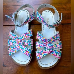 Sun-San Saltwater Original Sandals in multi color floral. Youth size 3